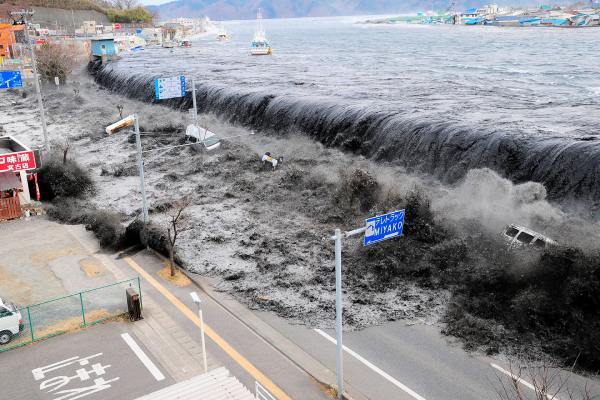Nhìn thấy sóng thần – Điềm báo sự nghiệp nở rộ hay lụi tàn?