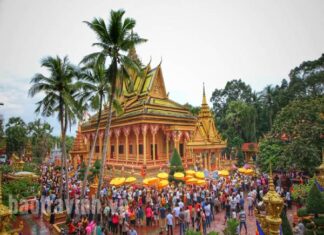 Lễ hội Ok Om Bok cúng trăng và đua ghe của người Khmer Lễ hội Ok Om Bok cúng trăng và đua ghe của người Khmer