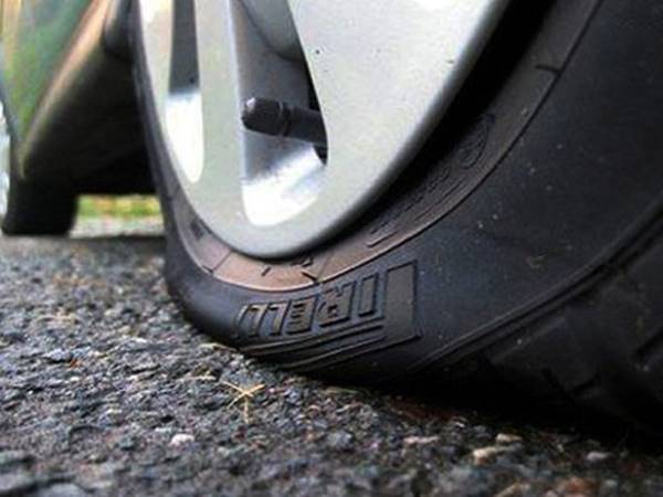 Thấy xe thủng lốp thường hay xuất hiện con số may mắn nào