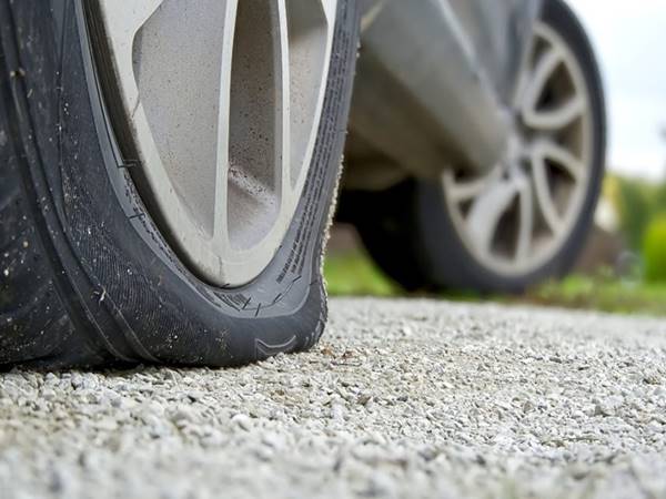 Điềm báo ý nghĩa khi thấy xe thủng lốp