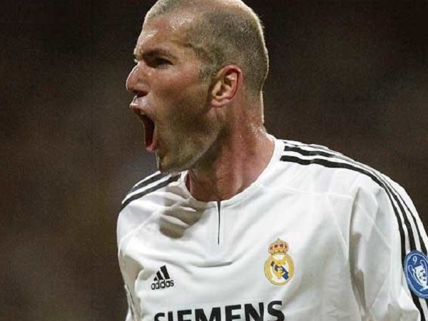  Zinedine Zidane là 1 trong những cầu thủ làm UEFA thay đổi luật
