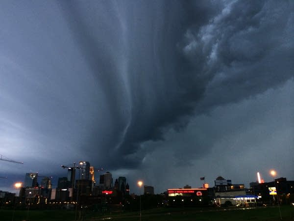 Chi tiết nằm mơ thấy giông bão có điềm gì, hên hay xui?