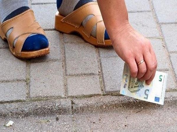 Mộng thấy nhặt được tiền trả lại là điềm gì?