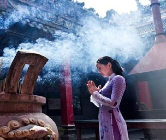 Nằm mơ thấy mình đi chùa là tốt hay xấu, con số gì may?